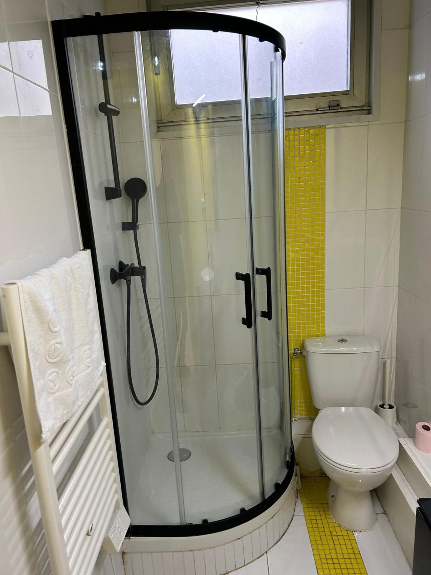 Moderne A Proximite De Batignolles